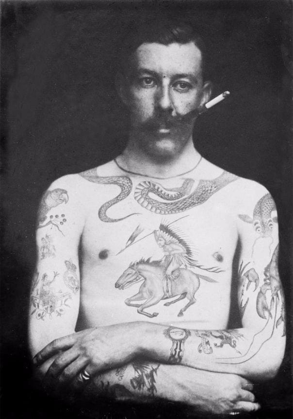 Hombre con diversos tatuajes de Sutherland Macdonald