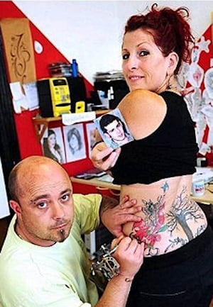 Madre tatuándose con las cenizas de su difunto hijo