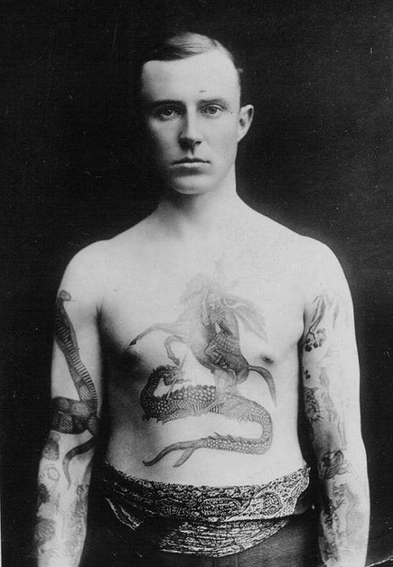 Tatuaje de caballero con criatura en el pecho