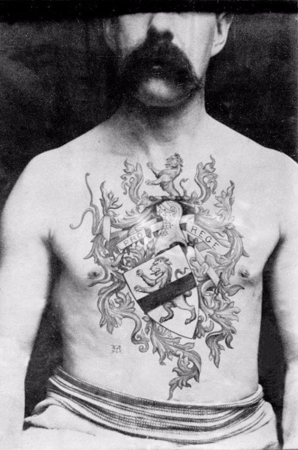 Tatuaje de escudo en el pecho
