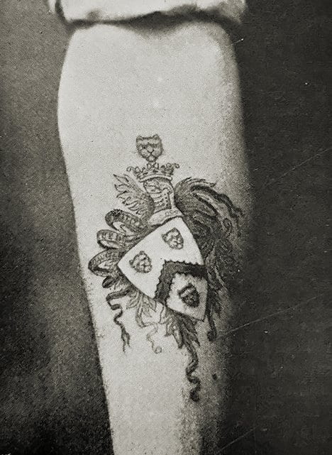 Tatuaje de escudo hecho por Sutherland Macdonald