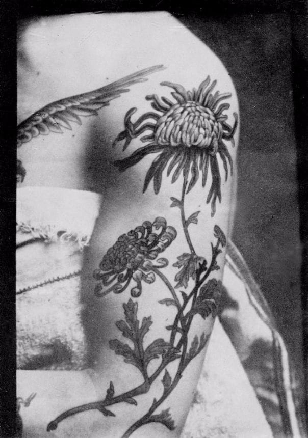 Tatuaje de peonías de Sutherland Macdonald