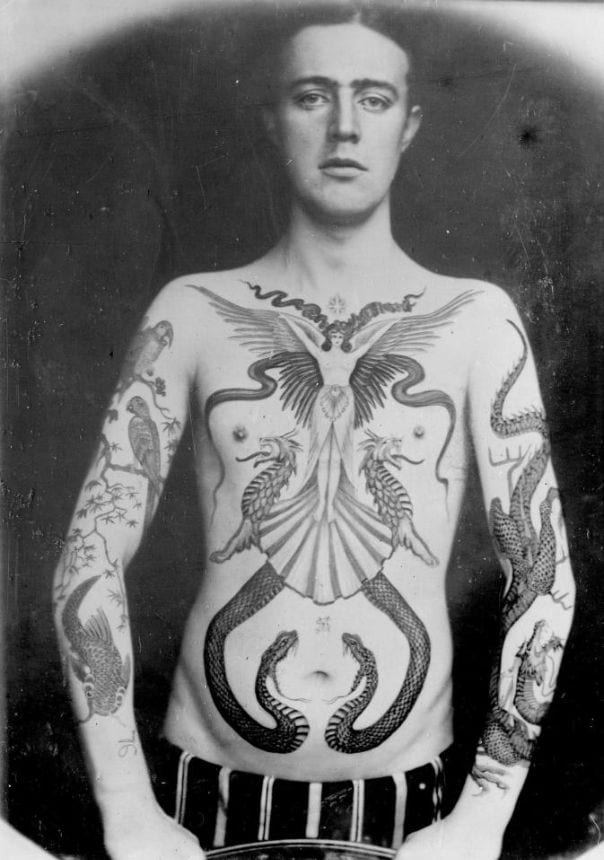 Tatuaje de Sutherland Macdonald en torso y brazos