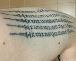 Piel azul rodeando tatuaje