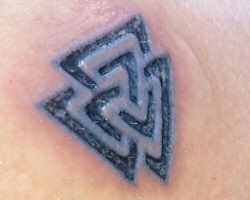 Piel tatuada hundida