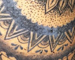 Tatuaje delcolorándose y blanquecino