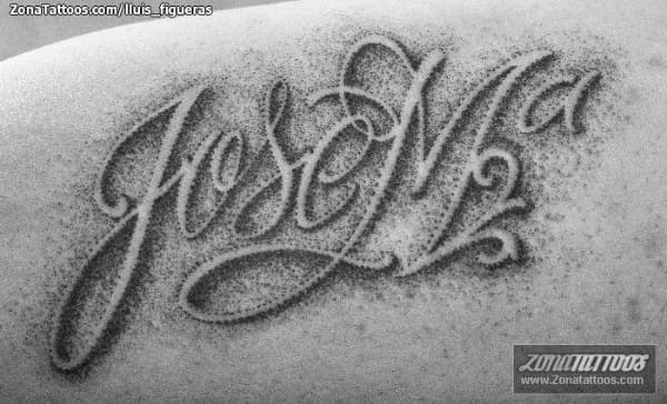 Tatuaje del nombre José María hecho con técnica de puntillismo