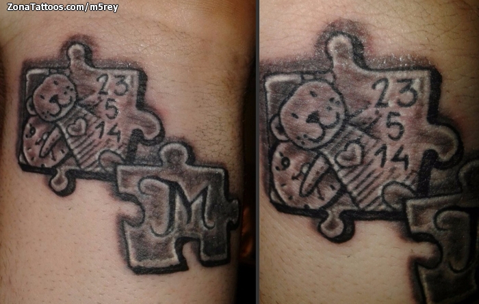 pixelated hearts in black and white depicted on matching puzzle pieces in  contrasting colors m  Tatuagens combinando de casais Tatuagem casal  Tatuagem amigos
