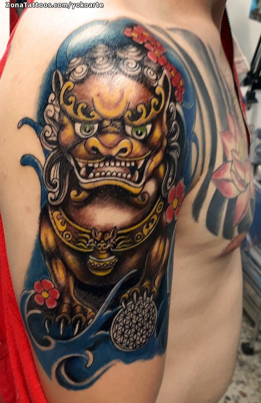 Tatuaje de Leones De Fu, Orientales, Hombro
