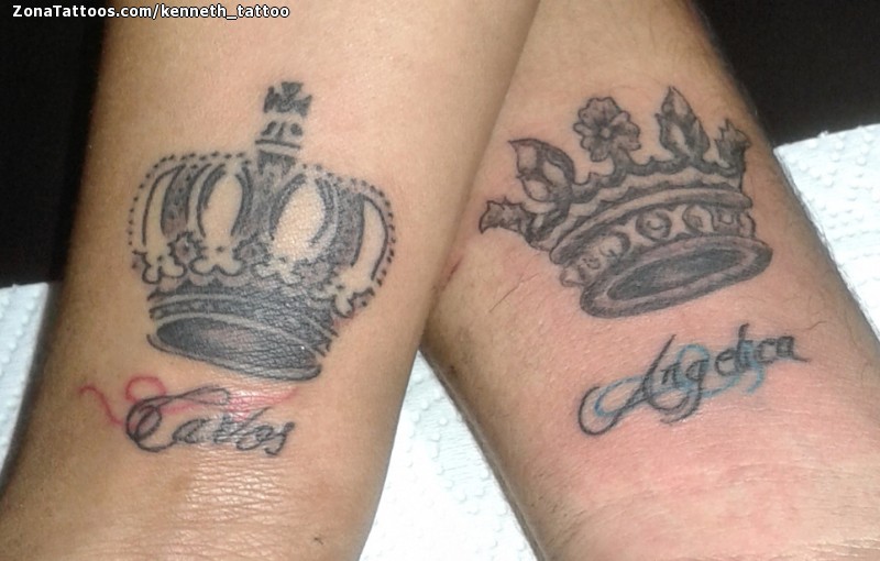 queen crown tattoo on finger