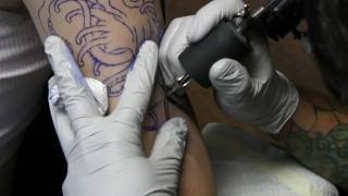 Proceso de tatuaje de sepia a color