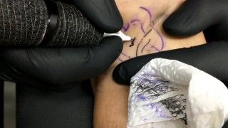 Realización de pequeño tatuaje de unicornio